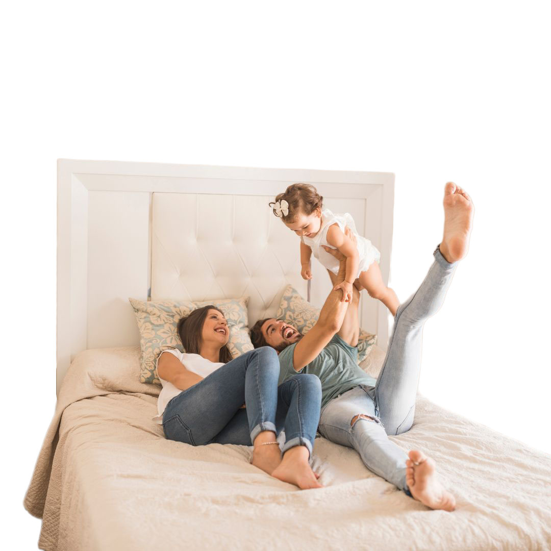 Familia-jugando-en-la-cama